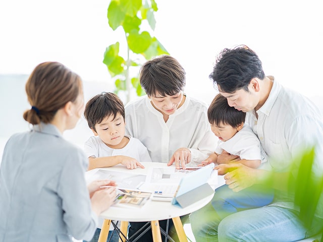 家族でカタログを見る様子