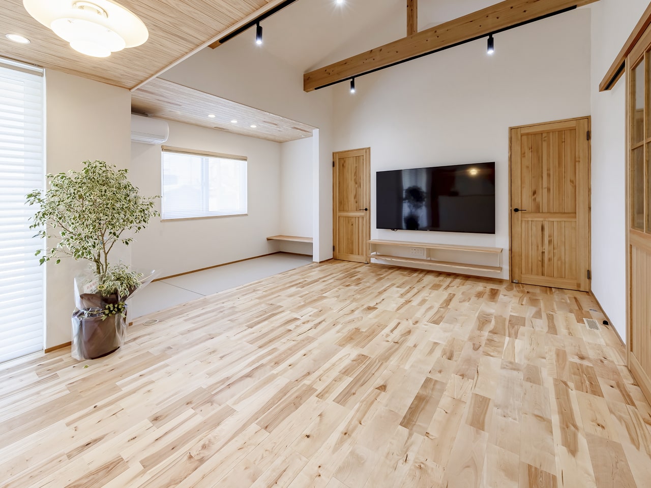 無垢材を使った天井や床