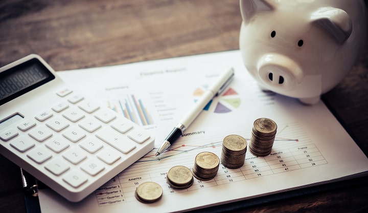 電卓や家計簿のイメージ