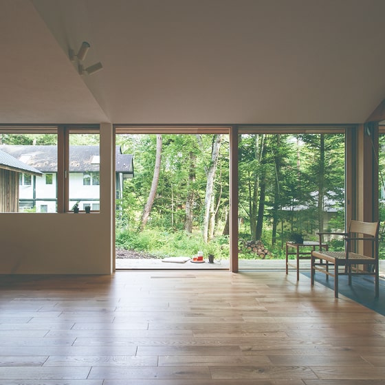 室内から窓の外を見たイメージ