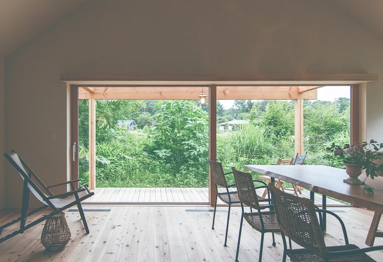 室内から窓の外を見たイメージ