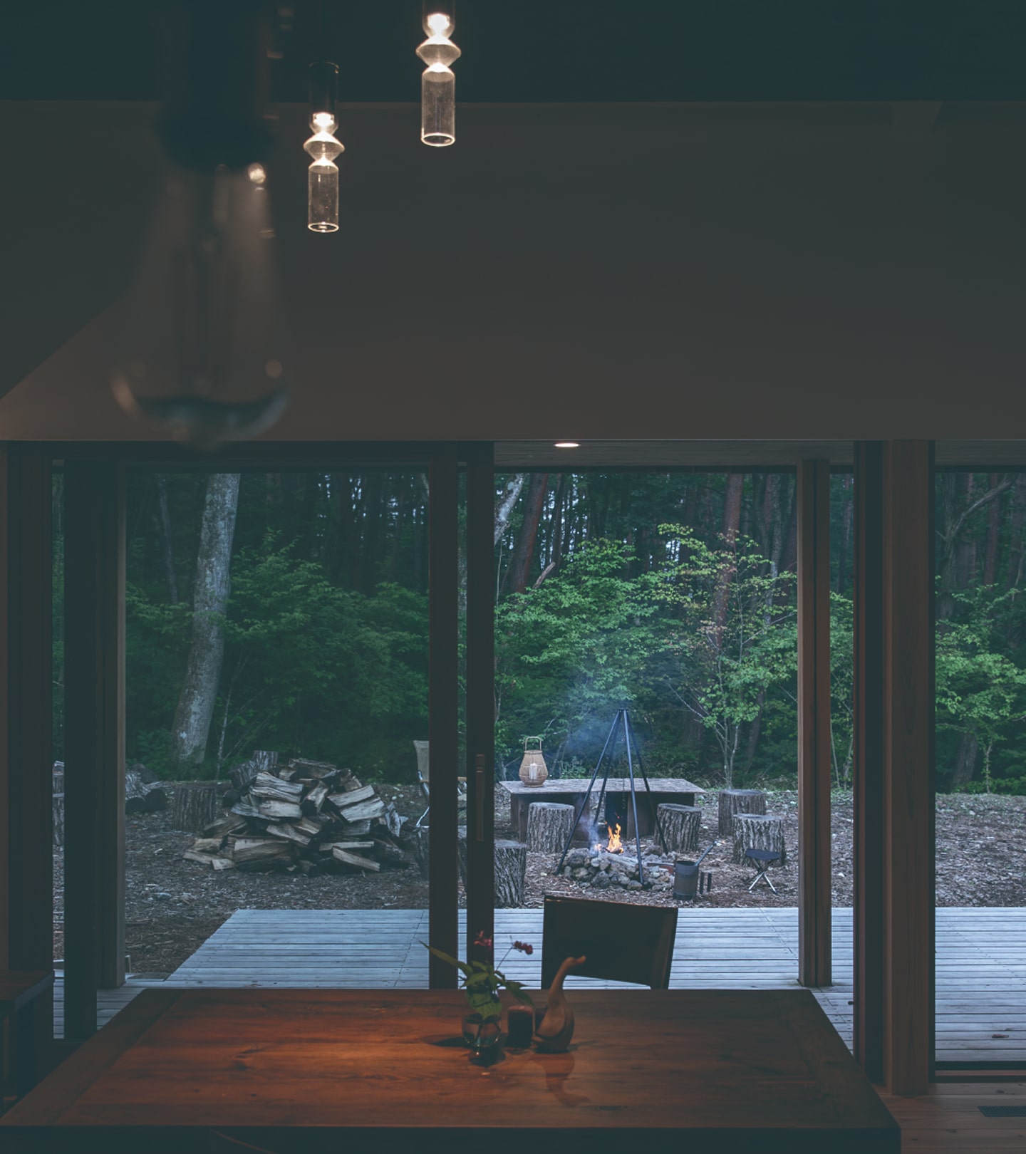 リビングルームから窓の外を見たイメージ