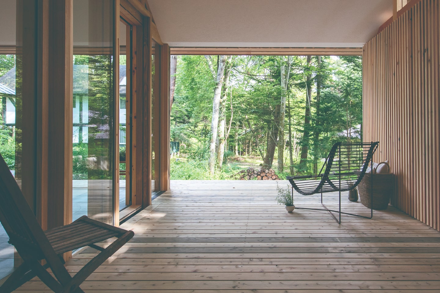 自然に溶け込む隠れ家