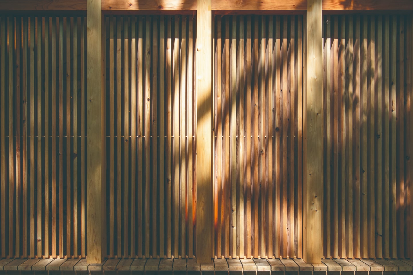 自然に溶け込む隠れ家