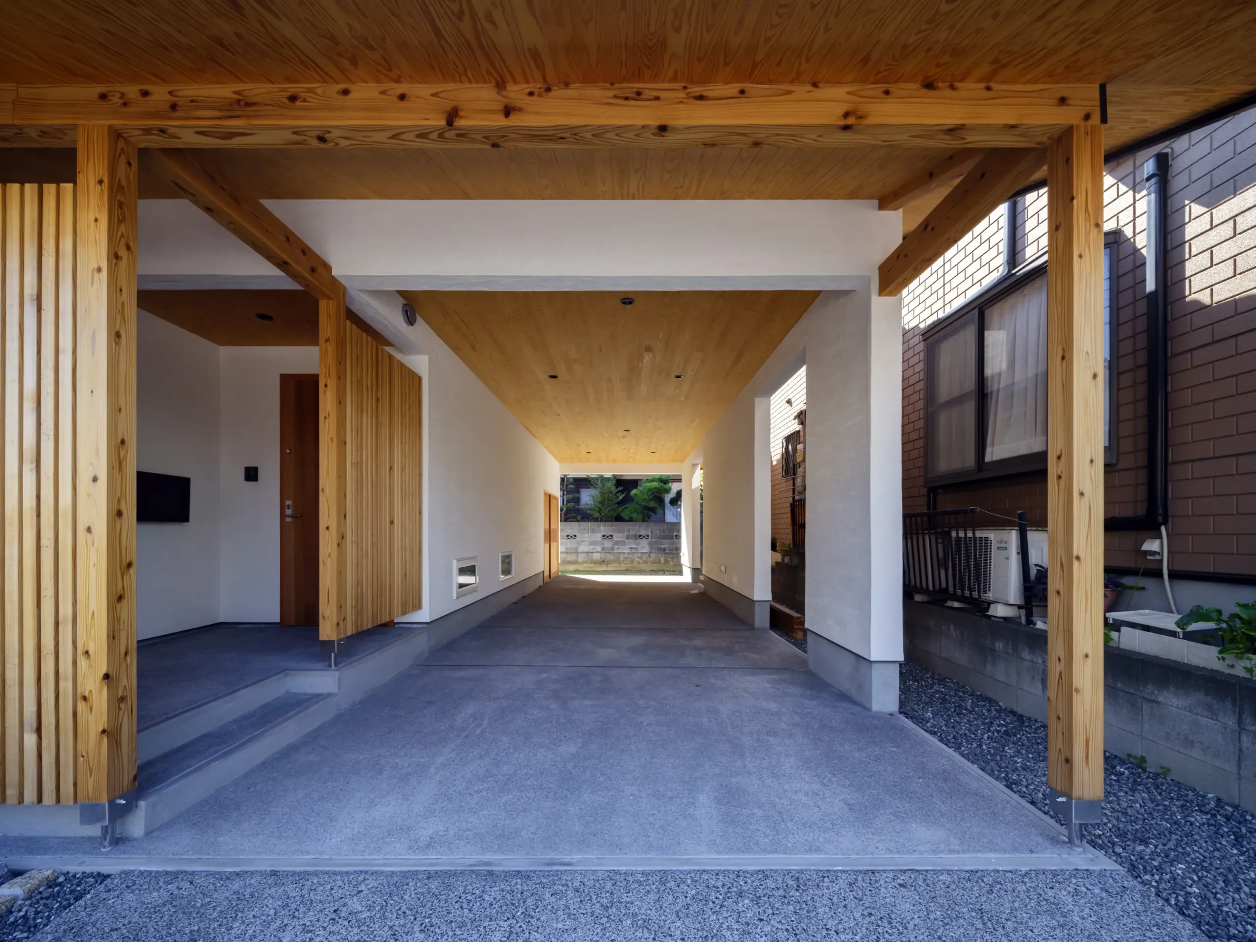 重厚感と安心感を備えた、深い軒の外観デザイン