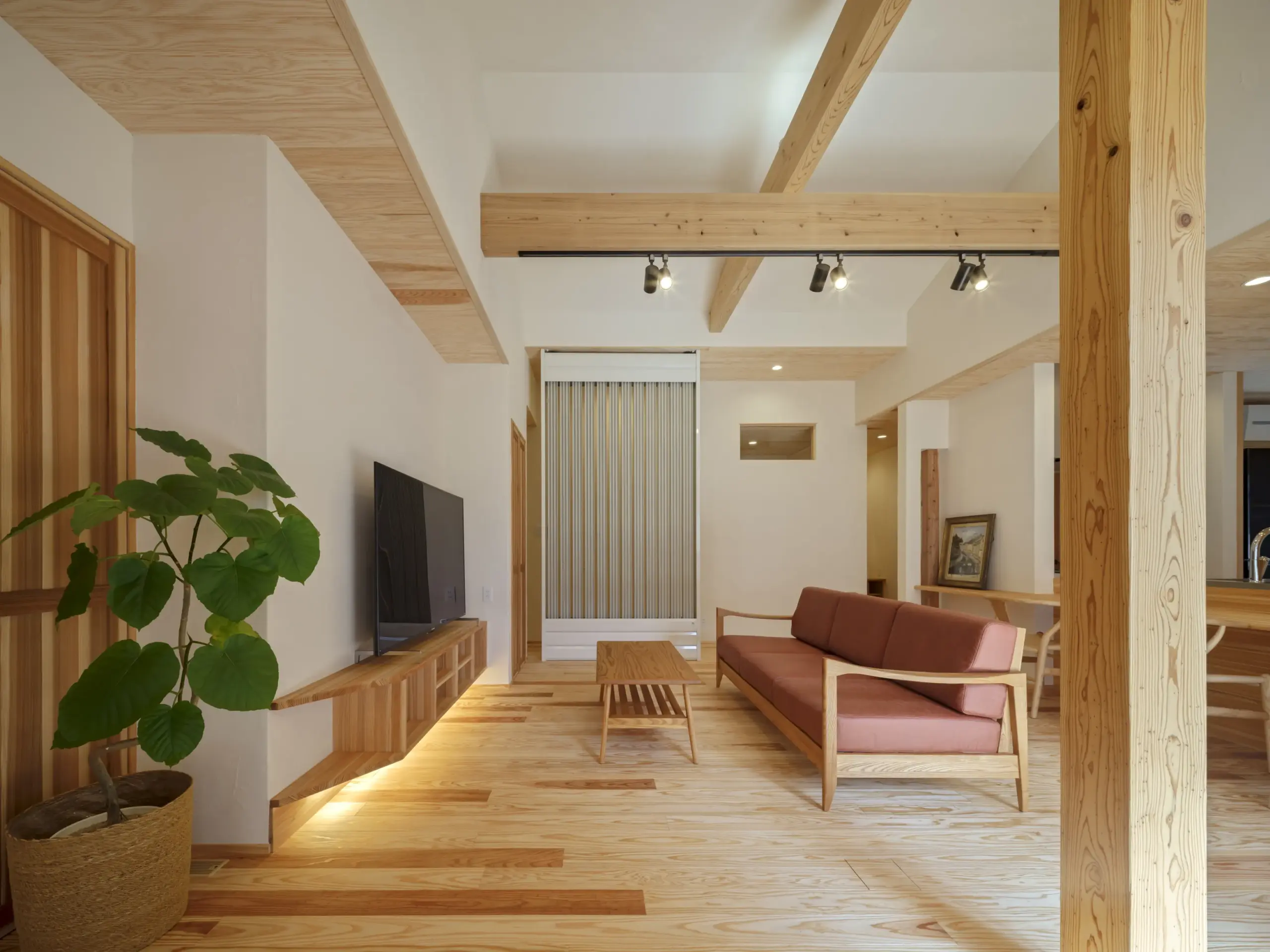 漆喰と無垢材に包まれる、心地よい自然素材の住まい