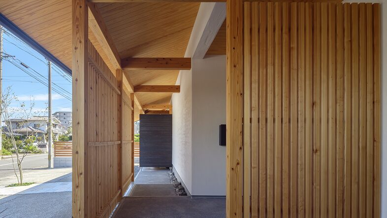 外壁、内壁に落ち着いた印象のある漆喰、無垢の木材を採用した自然素材の質感を感じる内装