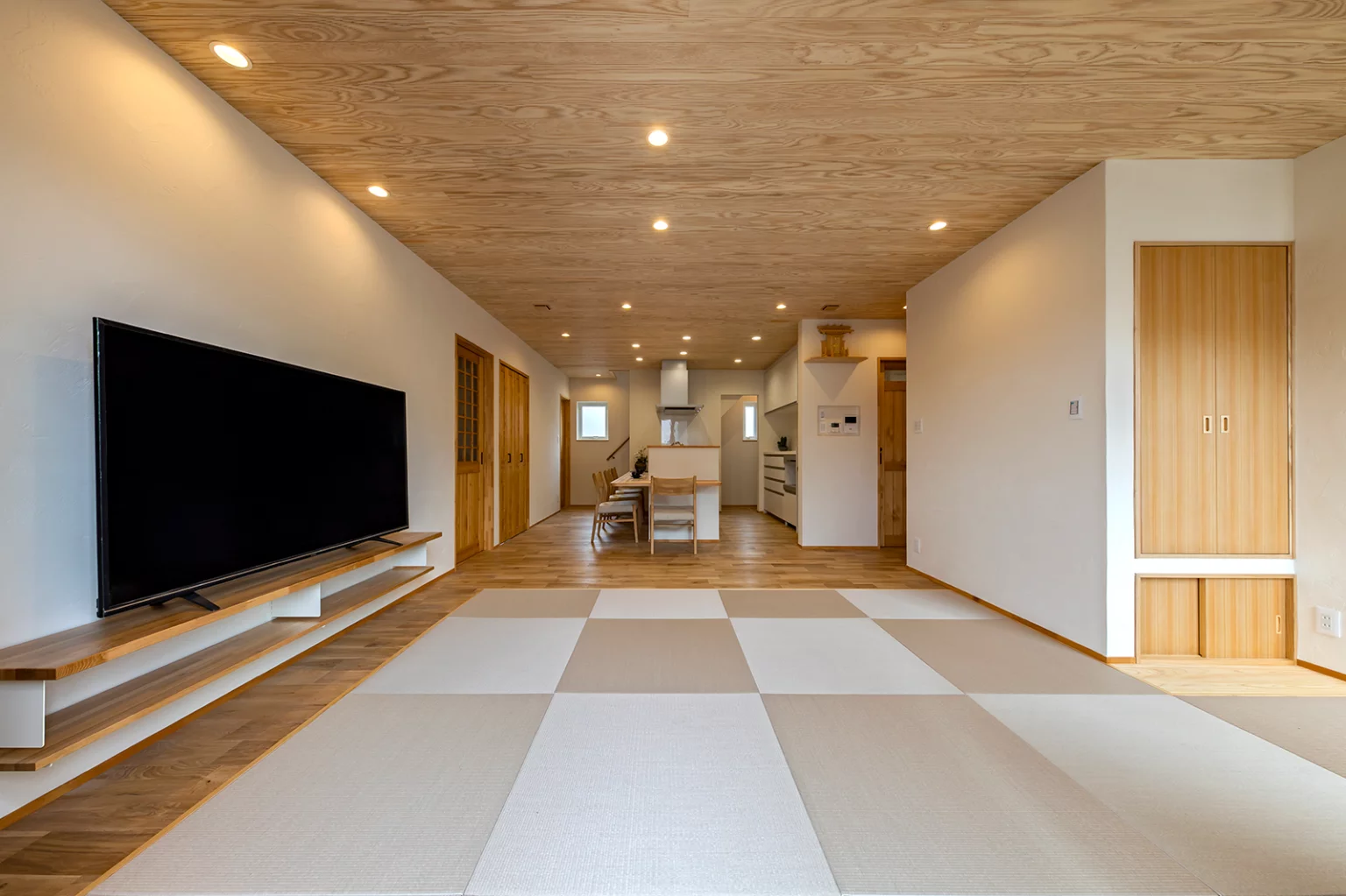 無彩色モダン・漆喰の家