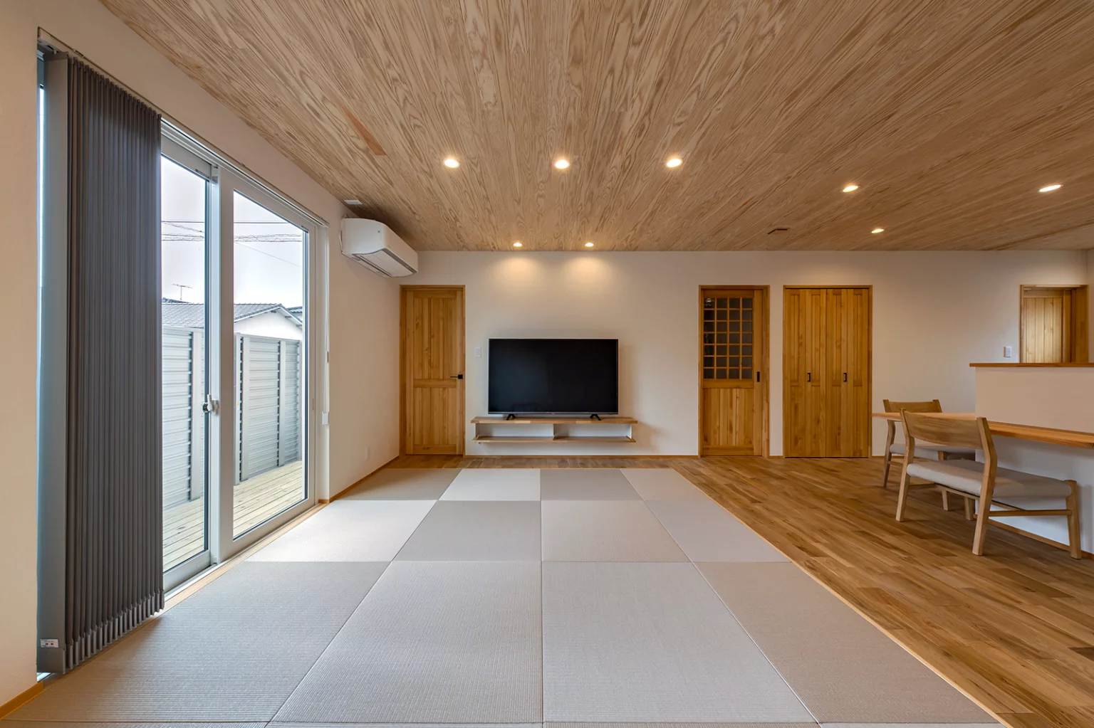 無彩色モダン・漆喰の家