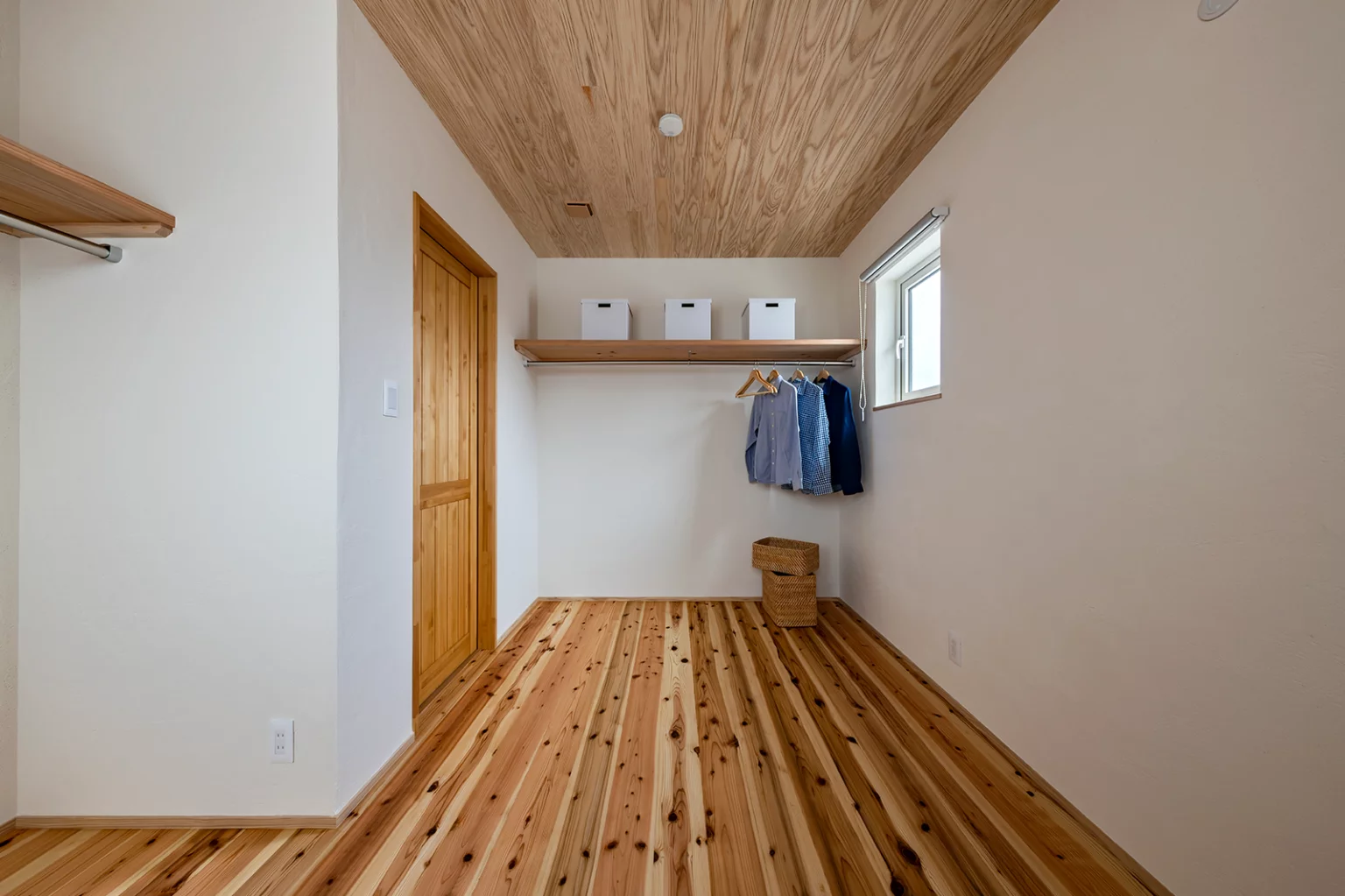 無彩色モダン・漆喰の家