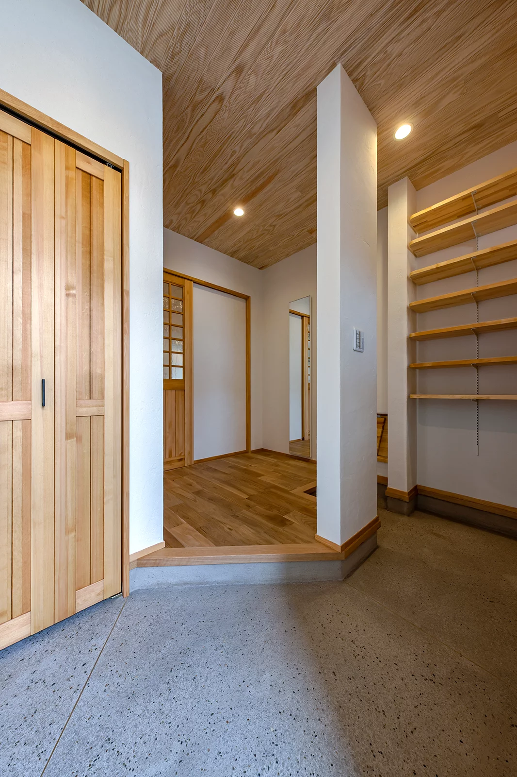 無彩色モダン・漆喰の家