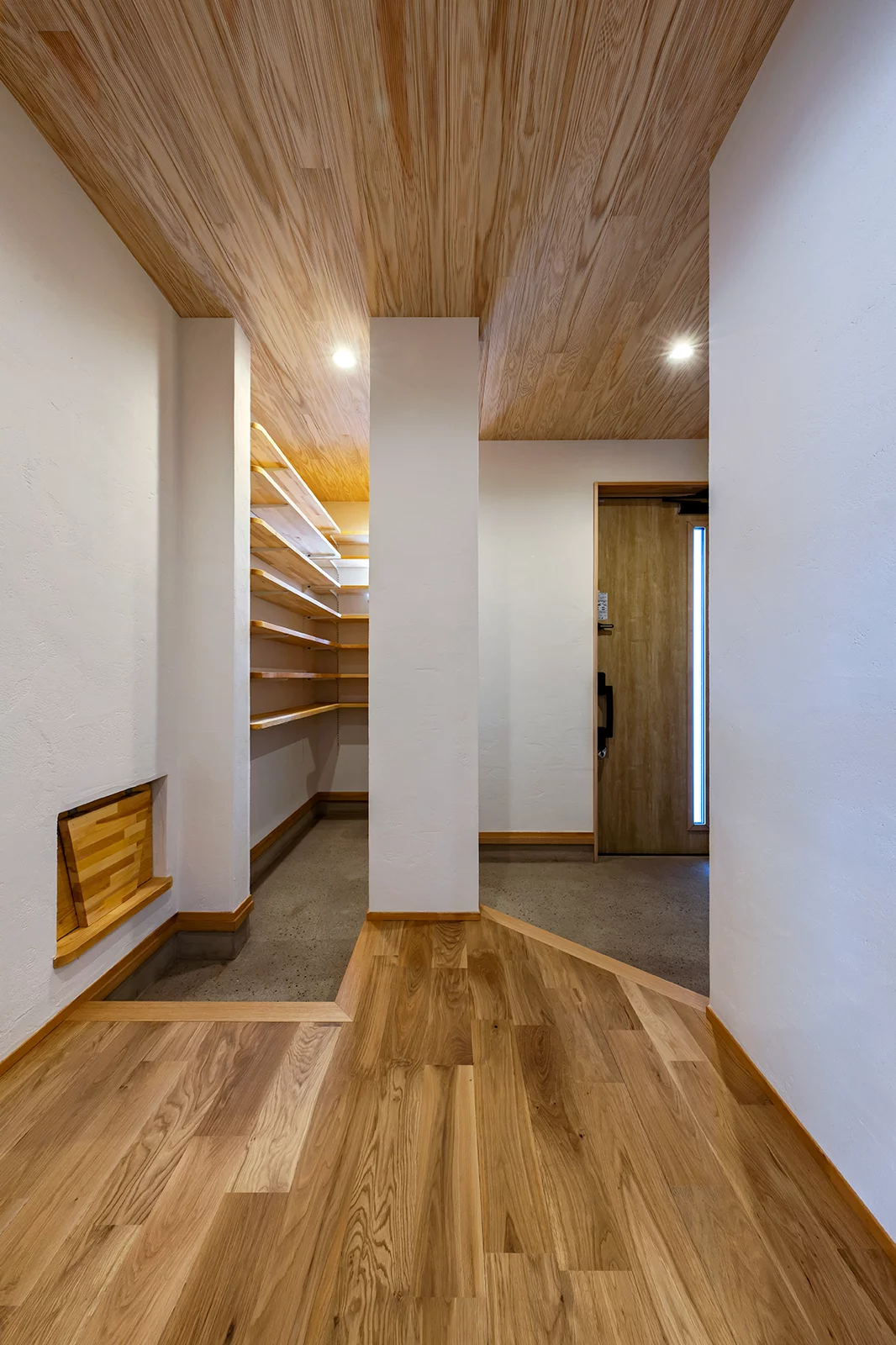 無彩色モダン・漆喰の家