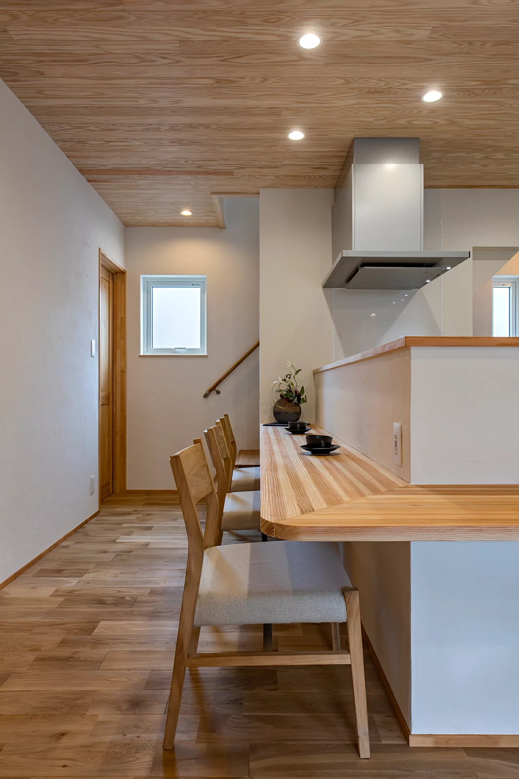 無彩色モダン・漆喰の家