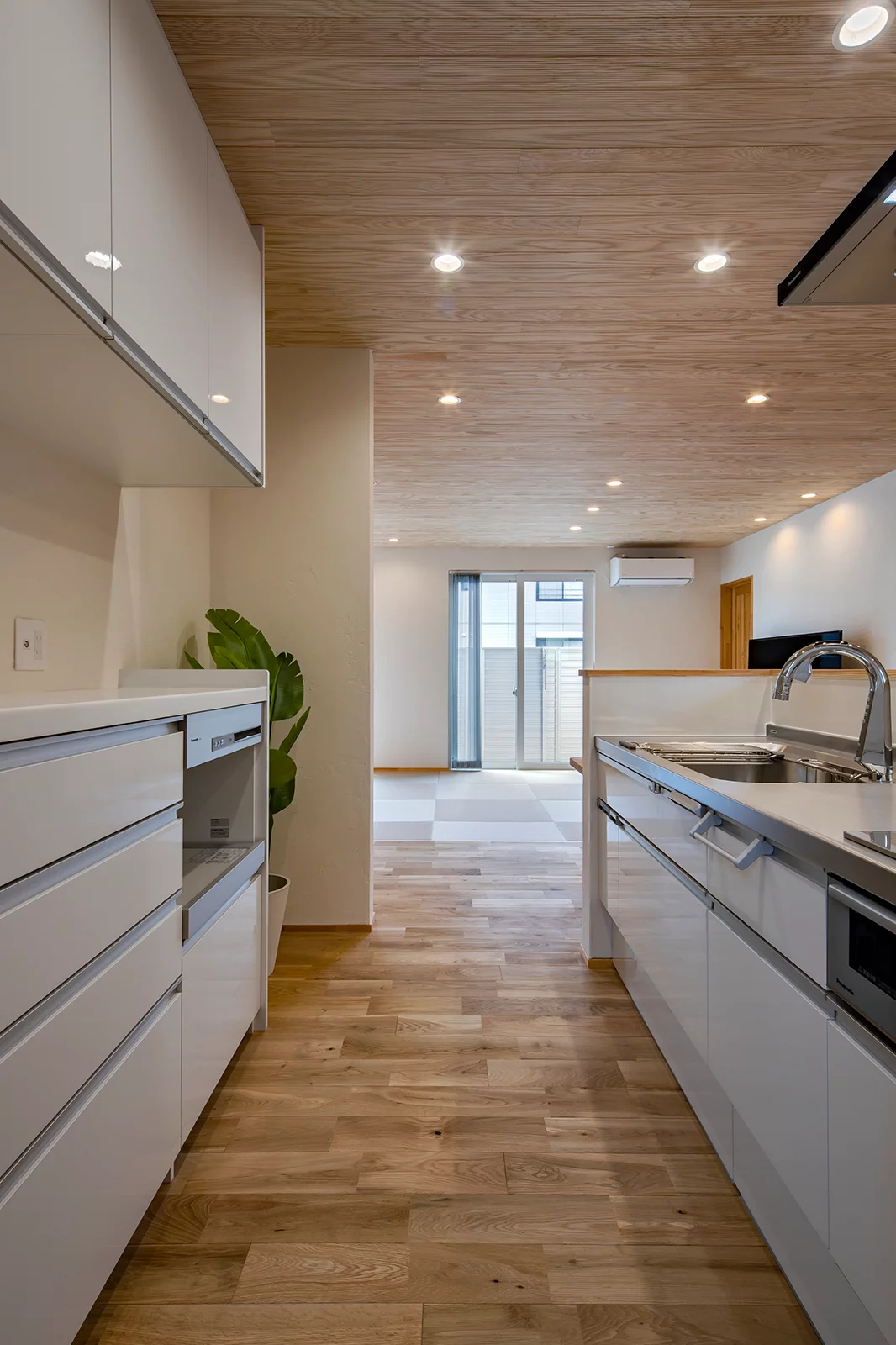 無彩色モダン・漆喰の家