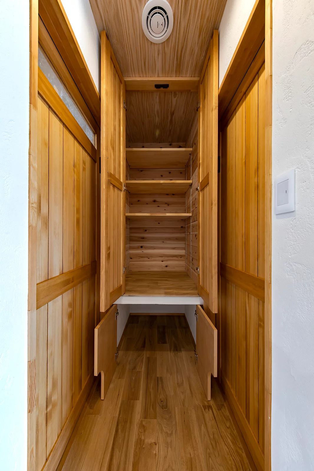 無彩色モダン・漆喰の家